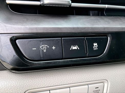 Used 2023 Kia Carnival EX FWD image 32