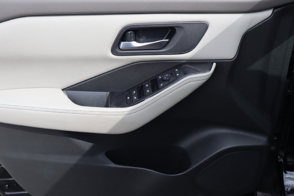 Certified 2025 Nissan Rogue SV AWD/4WD image 19