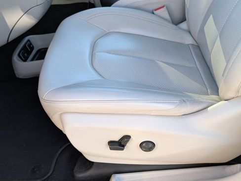 Used 2021 Chrysler Voyager Lxi image 11