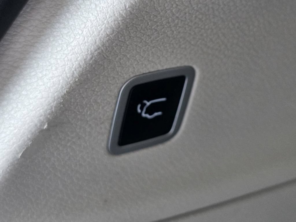 Used 2024 Chrysler Pacifica Touring-L FWD image 12