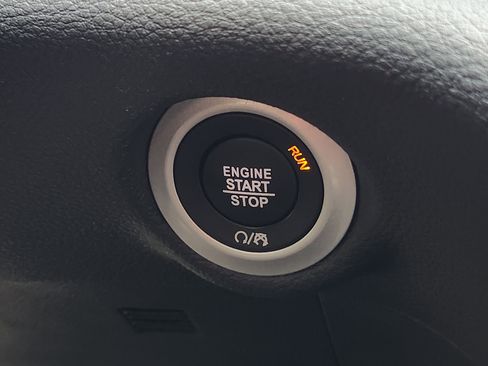 Used 2025 Chrysler Pacifica Limited FWD image 23