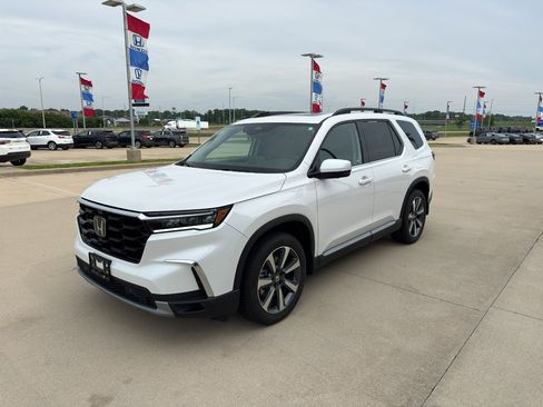 Used 2025 Honda Pilot Elite image 1
