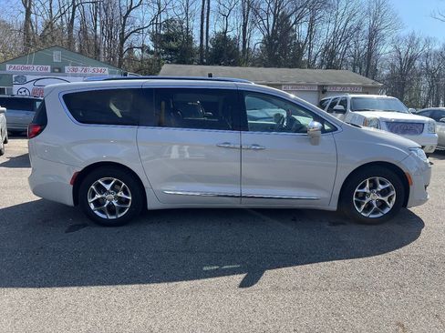 Used 2020 Chrysler Pacifica Limited FWD image 3
