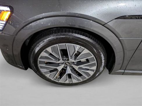 Used 2024 Audi Q8 e-tron Premium Plus image 24