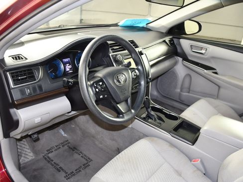 Used 2016 Toyota Camry LE FWD image 2