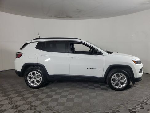 Used 2025 Jeep Compass Latitude AWD/4WD image 3