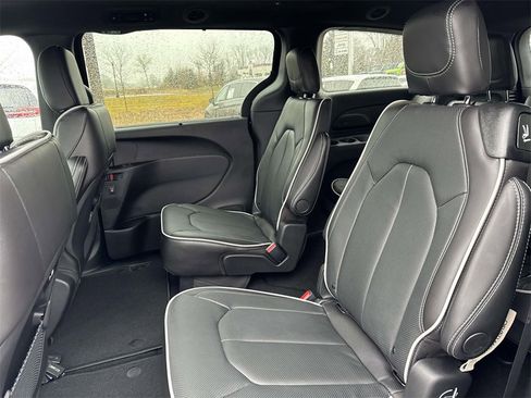 New 2026 Chrysler Pacifica Limited image 9