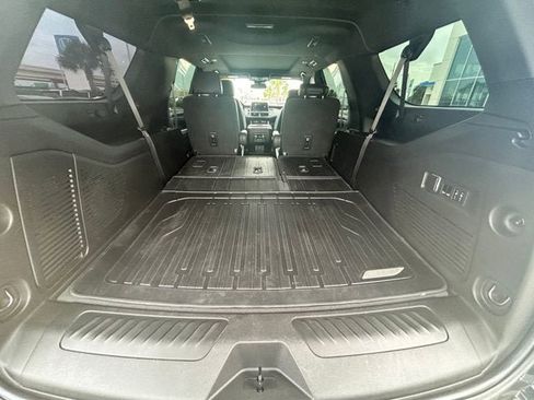 Used 2023 GMC Yukon XL SLT w/ SLT Premium Package RWD image 6