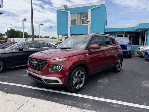Used 2024 Hyundai Venue Limited FWD image 1