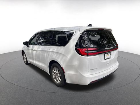 Used 2024 Chrysler Pacifica Touring-L FWD image 6
