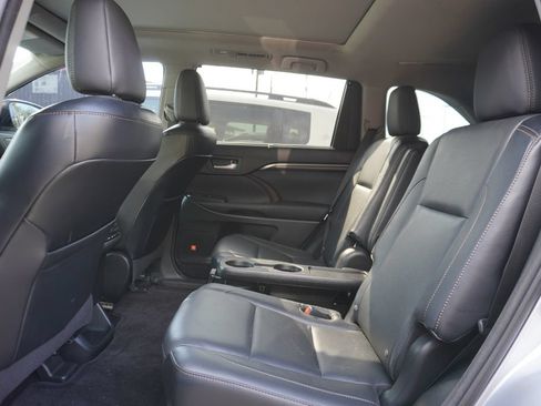 Used 2015 Toyota Highlander Limited Platinum AWD/4WD image 4
