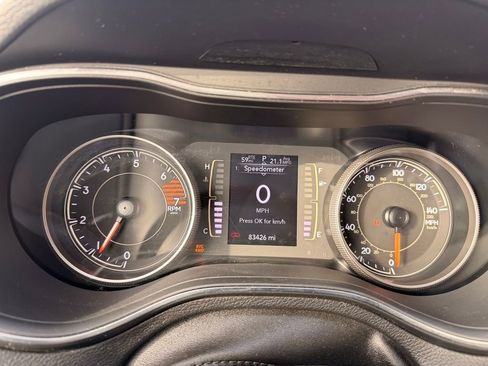 Used 2020 Jeep Cherokee Latitude w/ Cold Weather Group image 11