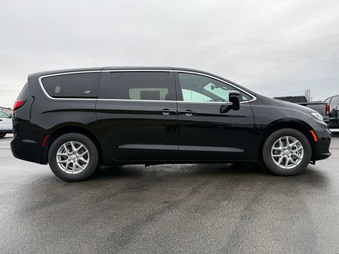 New 2026 Chrysler Pacifica Select image 5