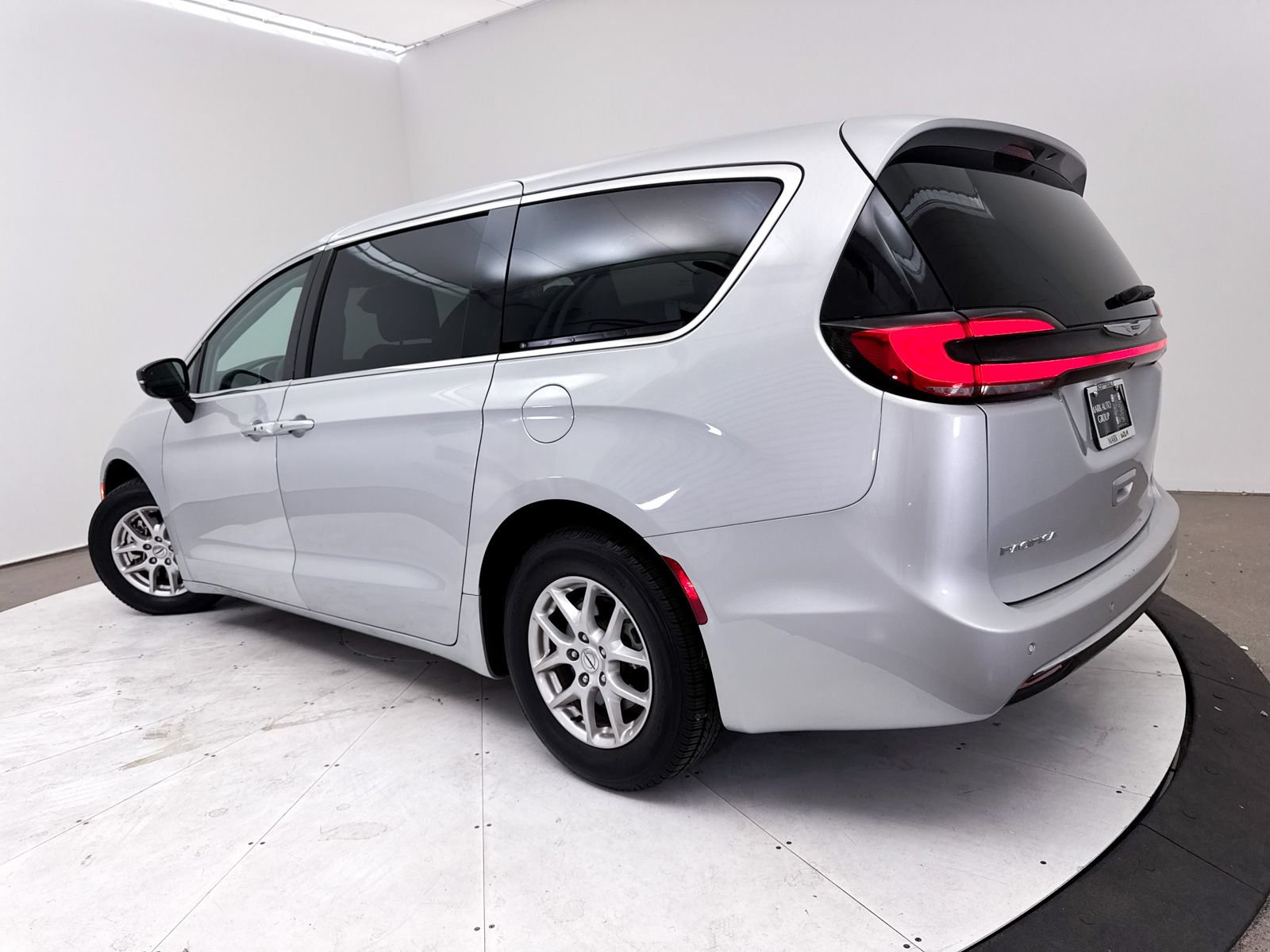 Used 2024 Chrysler Pacifica Touring-L FWD image 2