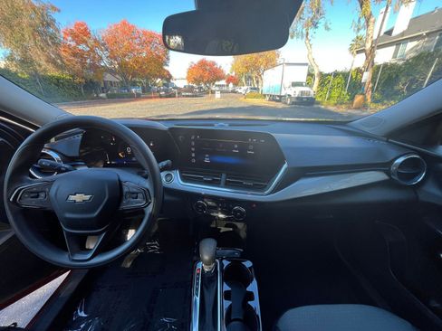Used 2025 Chevrolet Trax LT image 31