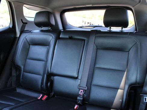 Used 2024 GMC Terrain SLT FWD image 17