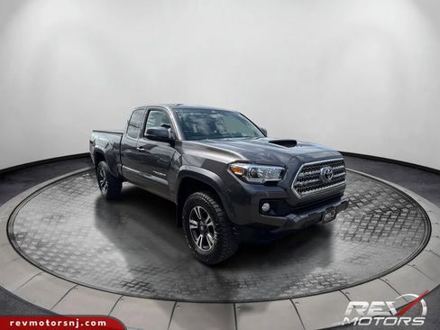 Used 2016 Toyota Tacoma TRD Sport image 7