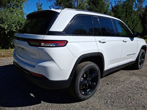 New 2025 Jeep Grand Cherokee Altitude image 4