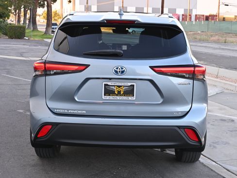 Used 2021 Toyota Highlander XLE AWD/4WD image 5