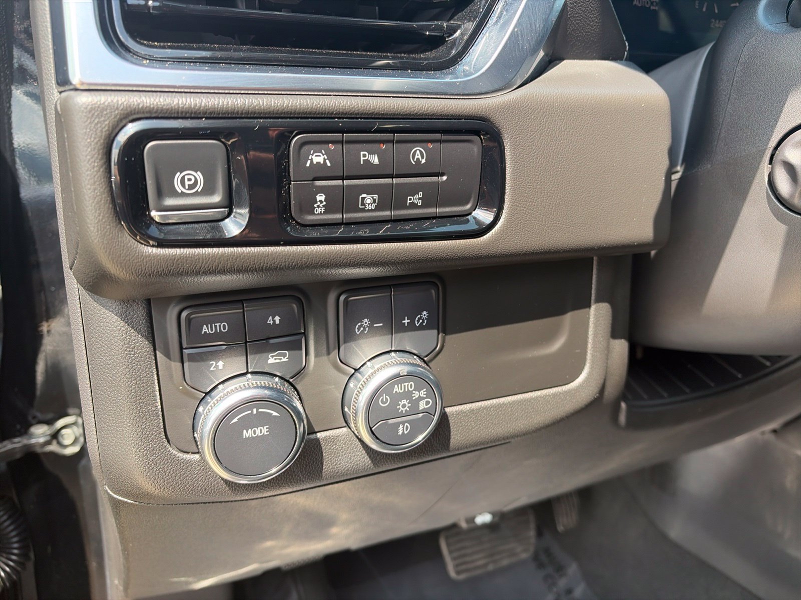 Used 2025 GMC Yukon Denali AWD/4WD image 12