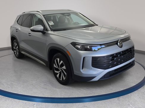 Used 2025 Volkswagen Tiguan S image 3