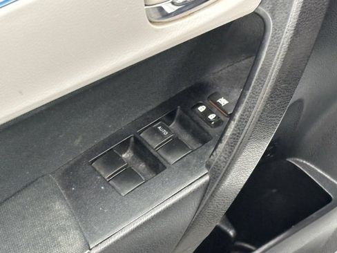 Used 2015 Toyota Corolla LE image 11