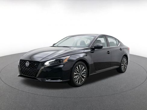 Used 2025 Nissan Altima 2.5 SV FWD image 3