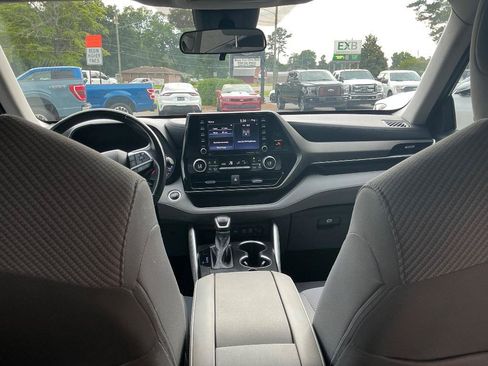 Used 2021 Toyota Highlander LE FWD image 16