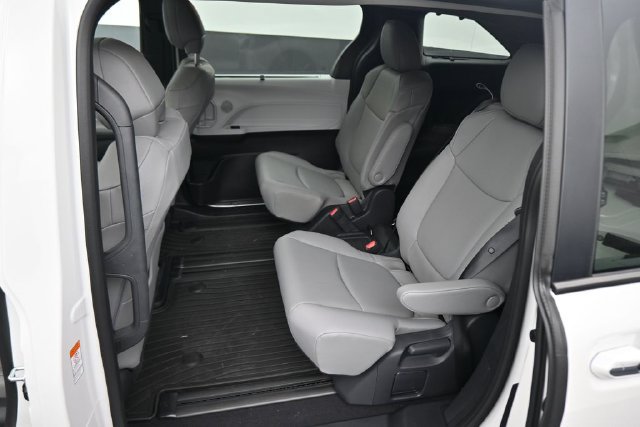 Used 2026 Toyota Sienna XLE FWD image 18