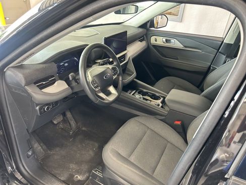 Used 2025 Ford Explorer Active AWD/4WD image 3