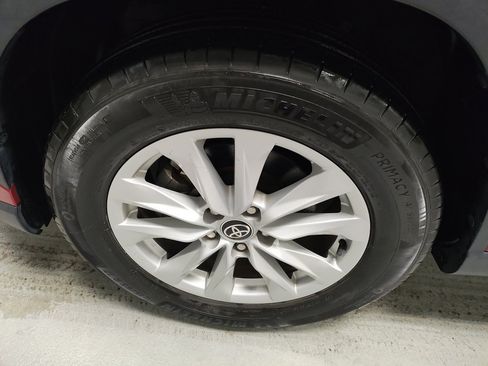 Used 2022 Toyota Corolla Cross LE image 19