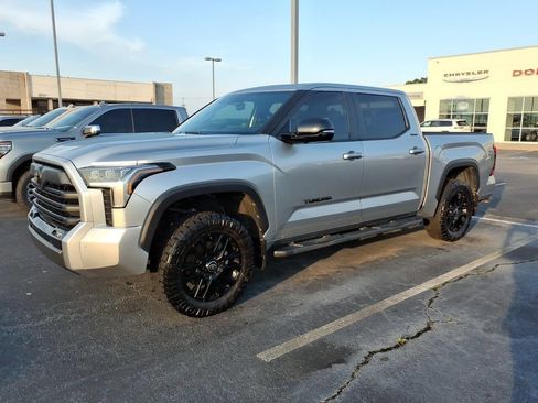 Used 2025 Toyota Tundra Limited AWD/4WD image 3