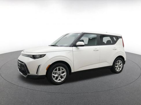 Used 2025 Kia Soul LX w/ LX Technology Package FWD image 3