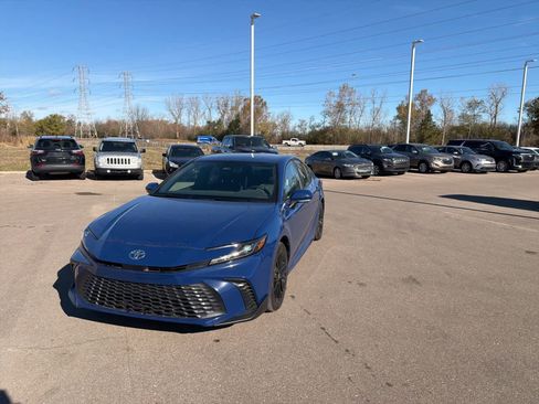 Used 2025 Toyota Camry SE image 4
