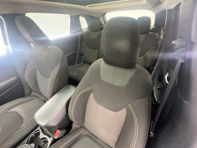 Used 2017 Jeep Cherokee Latitude w/ Comfort/Convenience Group AWD/4WD image 5
