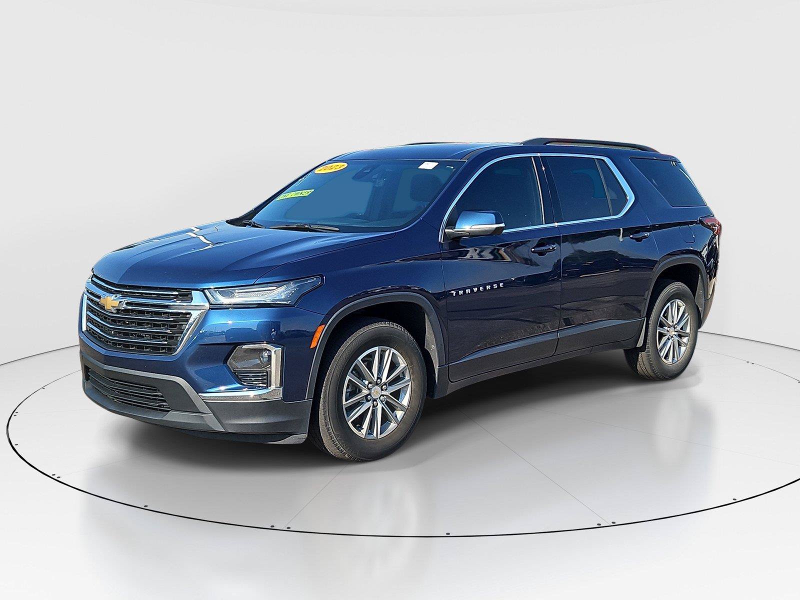 Used 2023 Chevrolet Traverse LT FWD image 2