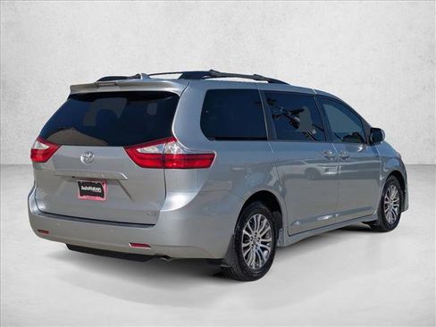 Used 2019 Toyota Sienna XLE w/ XLE Navigation Package image 5