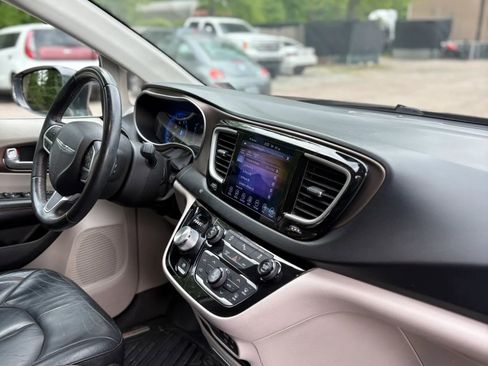 Used 2017 Chrysler Pacifica Touring-L w/ Tire & Wheel Group FWD image 40