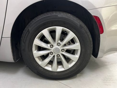 Used 2017 Chrysler Pacifica Touring-L image 16