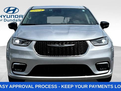 Used 2024 Chrysler Pacifica Touring-L FWD image 2