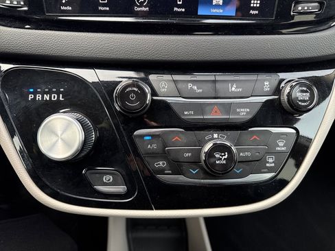 Used 2024 Chrysler Pacifica Touring-L image 15