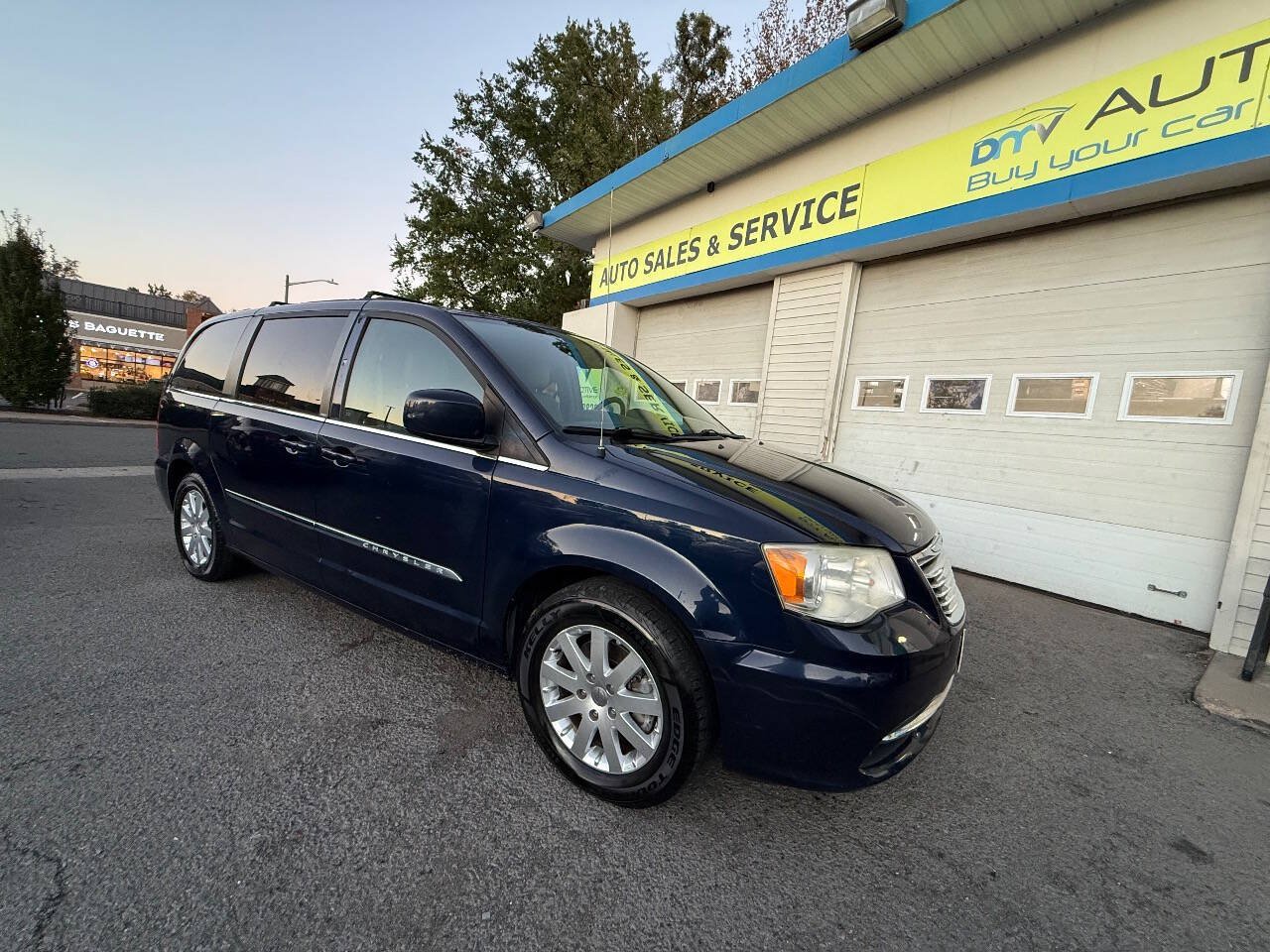 Used 2014 Chrysler Town & Country Touring FWD image 4