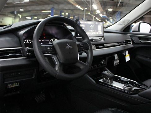 New 2026 Mitsubishi Outlander ES image 5