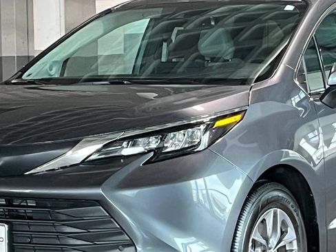 Used 2025 Toyota Sienna XLE w/ XLE Plus Package AWD/4WD image 5
