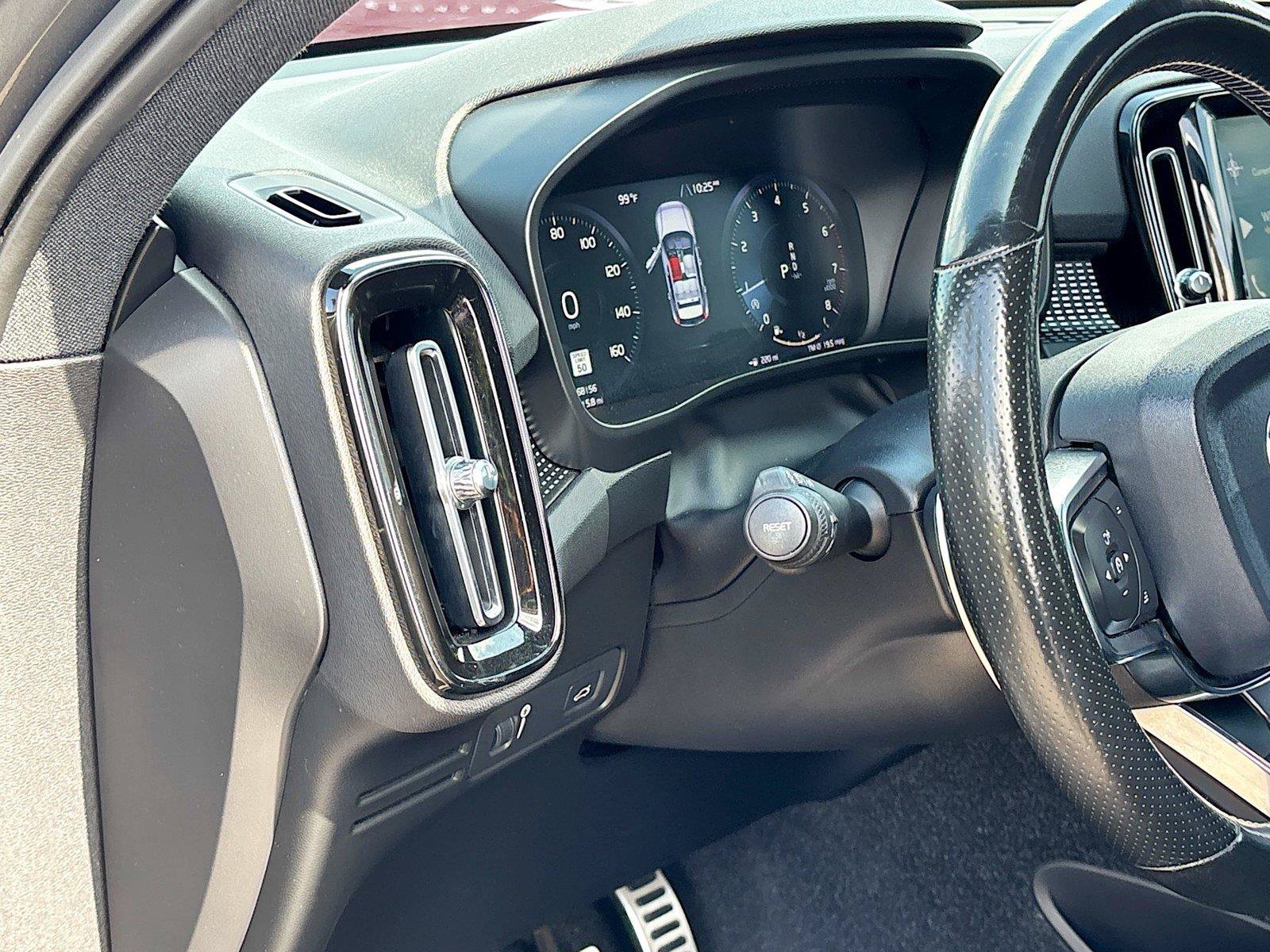 Used 2019 Volvo XC40 T4 R-Design FWD image 10