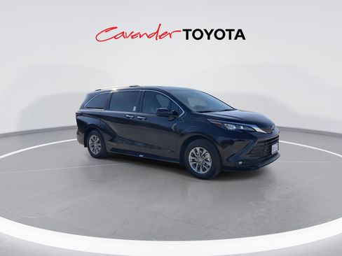 Certified 2025 Toyota Sienna XLE image 2