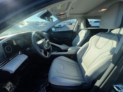 Used 2025 Hyundai Elantra Limited image 27