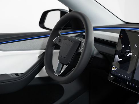 Used 2026 Tesla Model Y AWD image 25