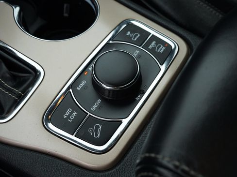 Used 2017 Jeep Grand Cherokee Overland AWD/4WD image 22