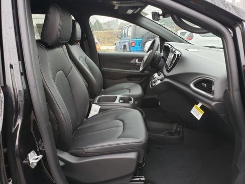 New 2026 Chrysler Voyager LX image 19